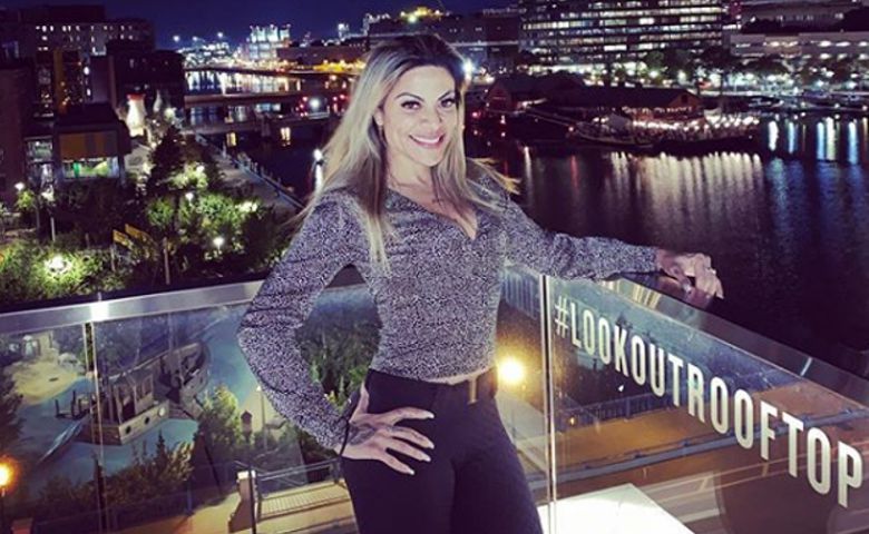 Vivi Ferrari faz happy hour no Lookout Rooftop em Boston