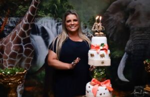 Shirley Marques comemora 41 anos com festa surpresa